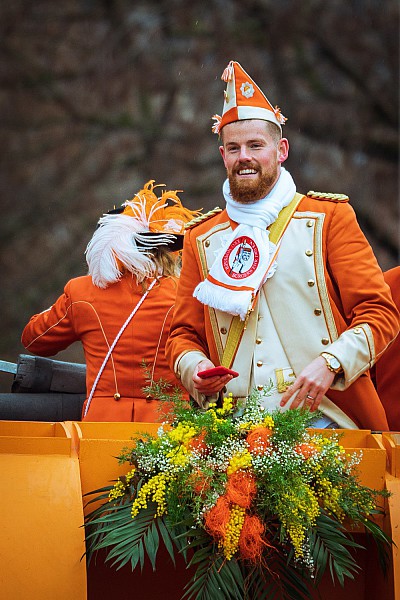 Fußballtorwart Timo Horn auf dem Kölner Rosenmontagszug 2019