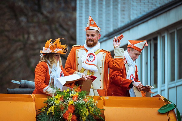 Fußballtorwart Timo Horn auf dem Kölner Rosenmontagszug 2019