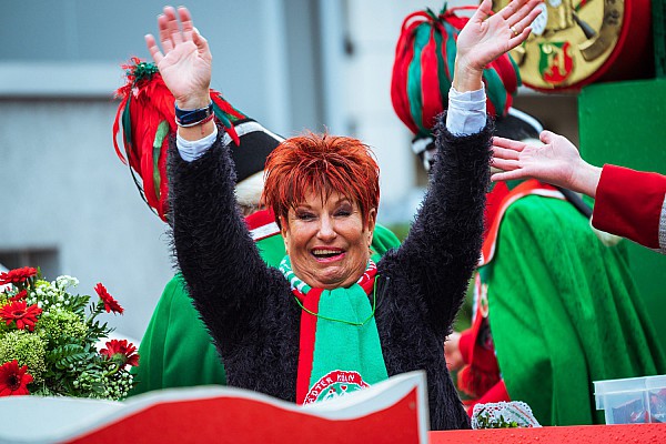 Marita Köllner beim Kölner Rosenmontagszug 2019